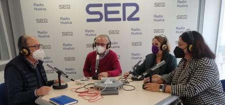 De izquierda a derecha: el economista Rafael Ávila, el profesor de la Universidad de Huelva Octavio Vázquez, la ex jefa de Extranjería en Huelva Lucía Vizcaya y la política Juani Carrillo