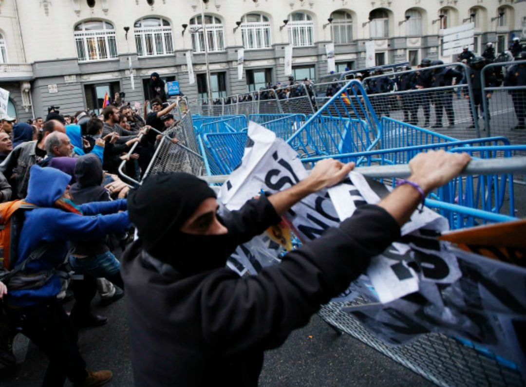 Manifestantes intentan tirar el perímetro de seguridad del Congreso en 2012