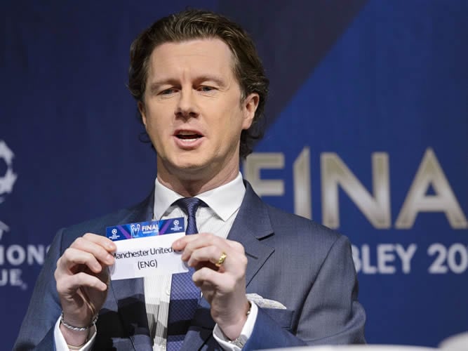 El embajador de la final de la Liga Campeones y exfutbolista Steve McManaman muestra la papeleta con el nombre del Manchester United durante el sorteo de los octavos de final de la Liga de Campeones celebrado en la sede de la UEFA en Nyon, Suiza, este jue