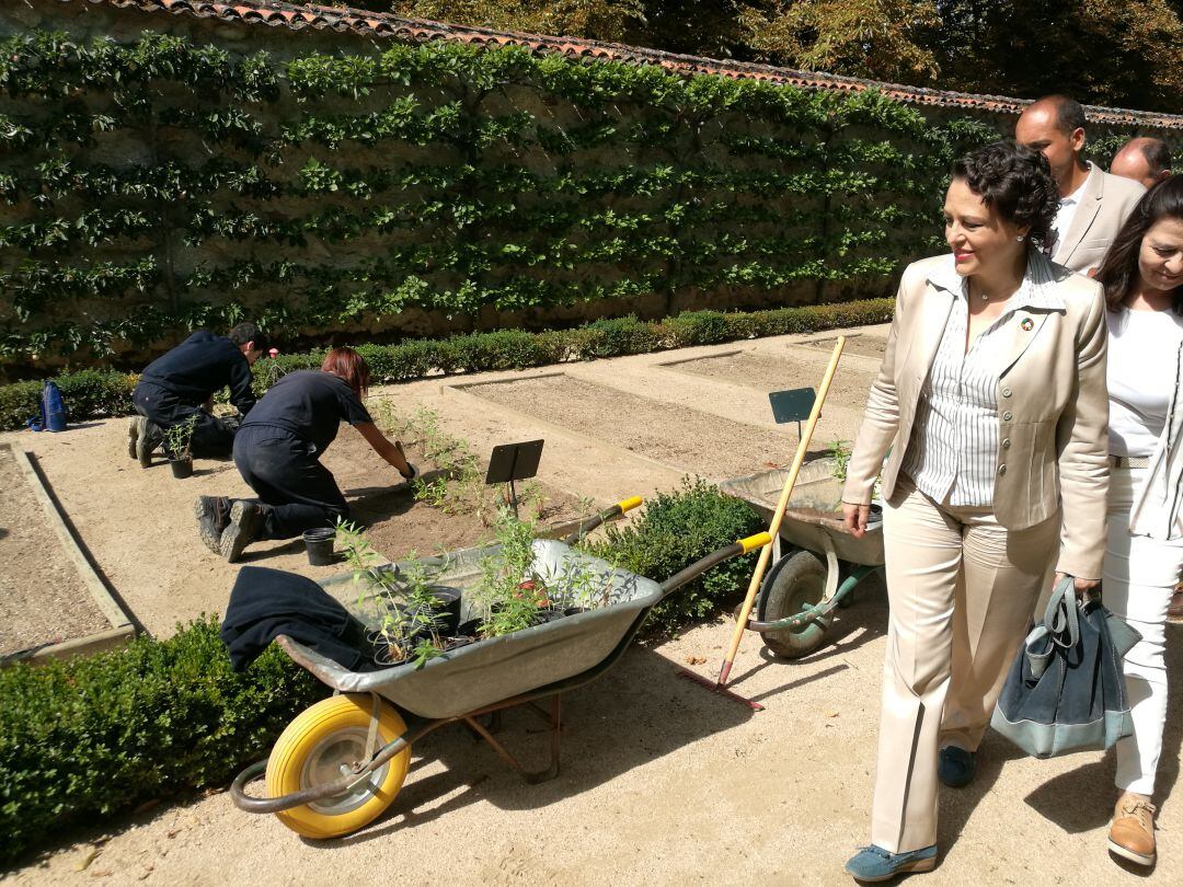 La ministra Magdalena Valerio durante la visita a la Escuela Taller El Potosí en el Palacio Real de la Granja 