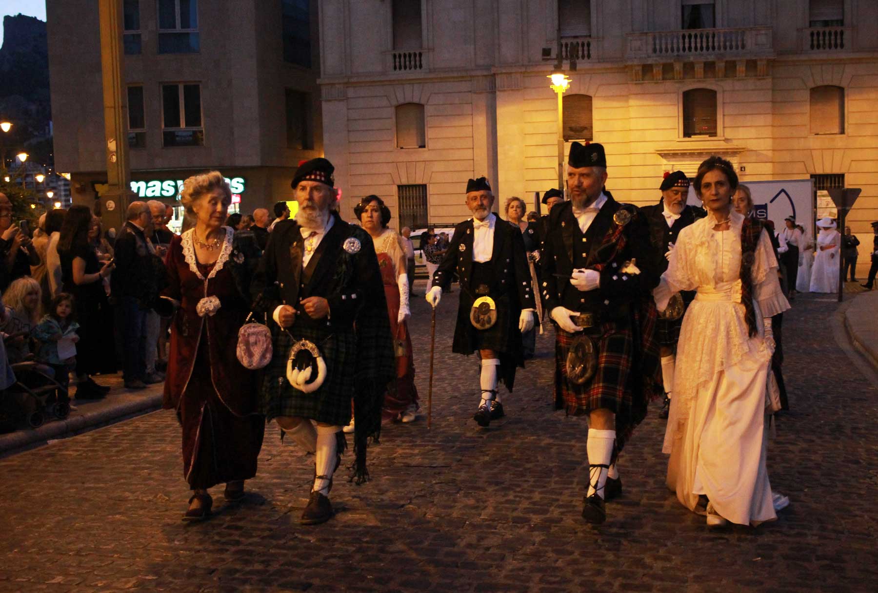 Ha sorprendido la presencia de un grupo de escoceses acompañados por sus parejas
