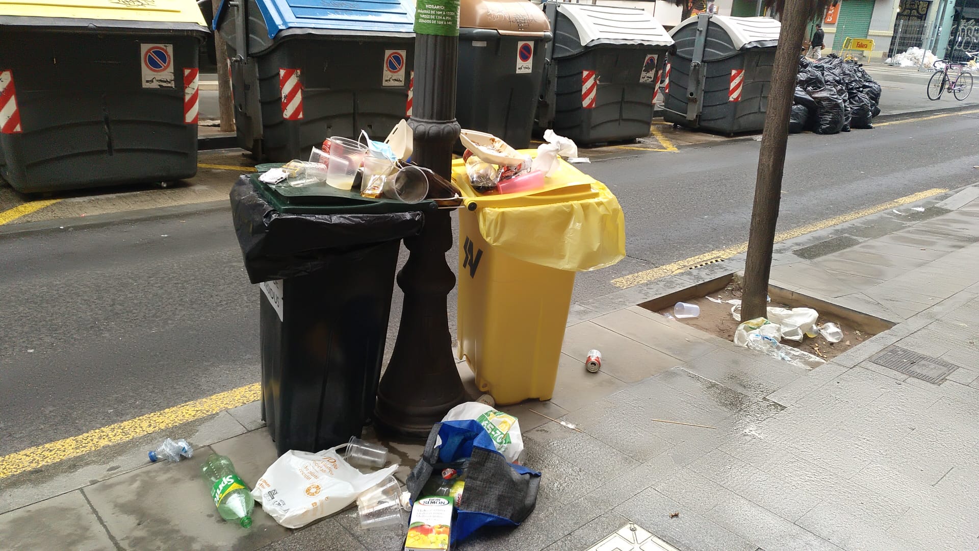 Calles de València llenas de basura a primera hora del domingo tras la primera noche de verbenas de las Fallas de 2022