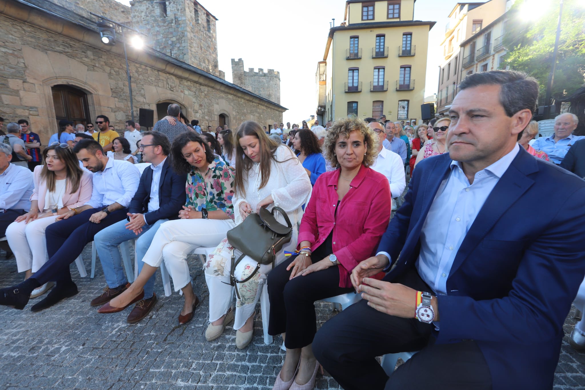 Dolors Montserrat junto al número 12 Raúl de la Hoz,  la presidenta del PP de León, Ester Muñoz y la candidata ponferradina Lidia Coca