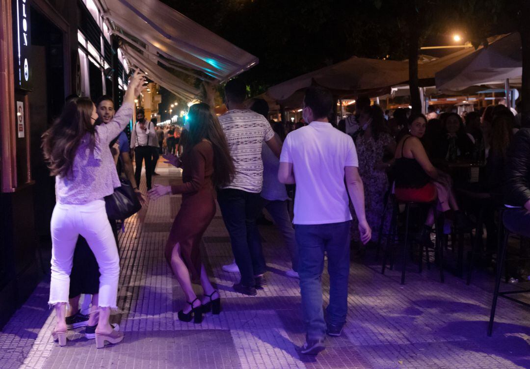 Varias personas en la terraza de un bar