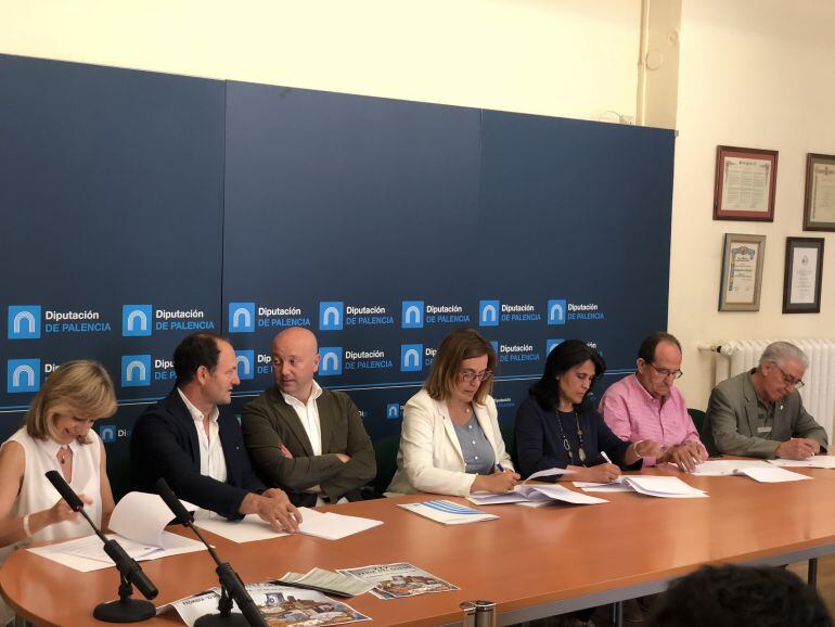 De izqda a dcha: María José de la Fuente, alcaldesa de Baltanás; Fernando Díez, alcalde de Frómista; Luis Calderón, vicepresidente de la Diputación de Palencia; la presidenta de la DIputación, Ángeles Armisén; Sara Esteban, alcaldesa de Palenzuela; Ireneo