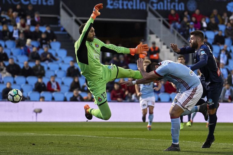 Maxi Gómez remata, en la acción de su primer gol