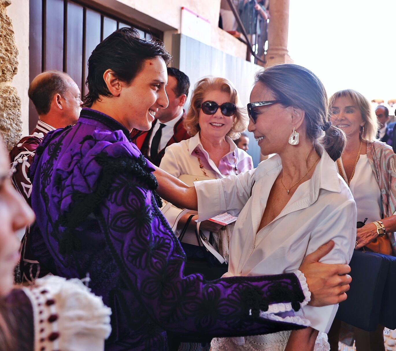 Isabel Preysler saluda al torero Andrés Roca Rey antes del inicio de la corrida Goyesca