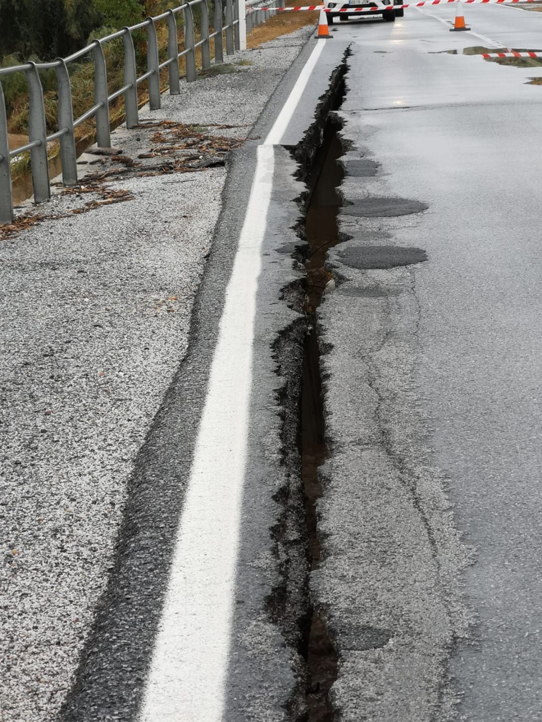 Grieta sobre el puente dañado en la carretera entre Benamaurel y Baza