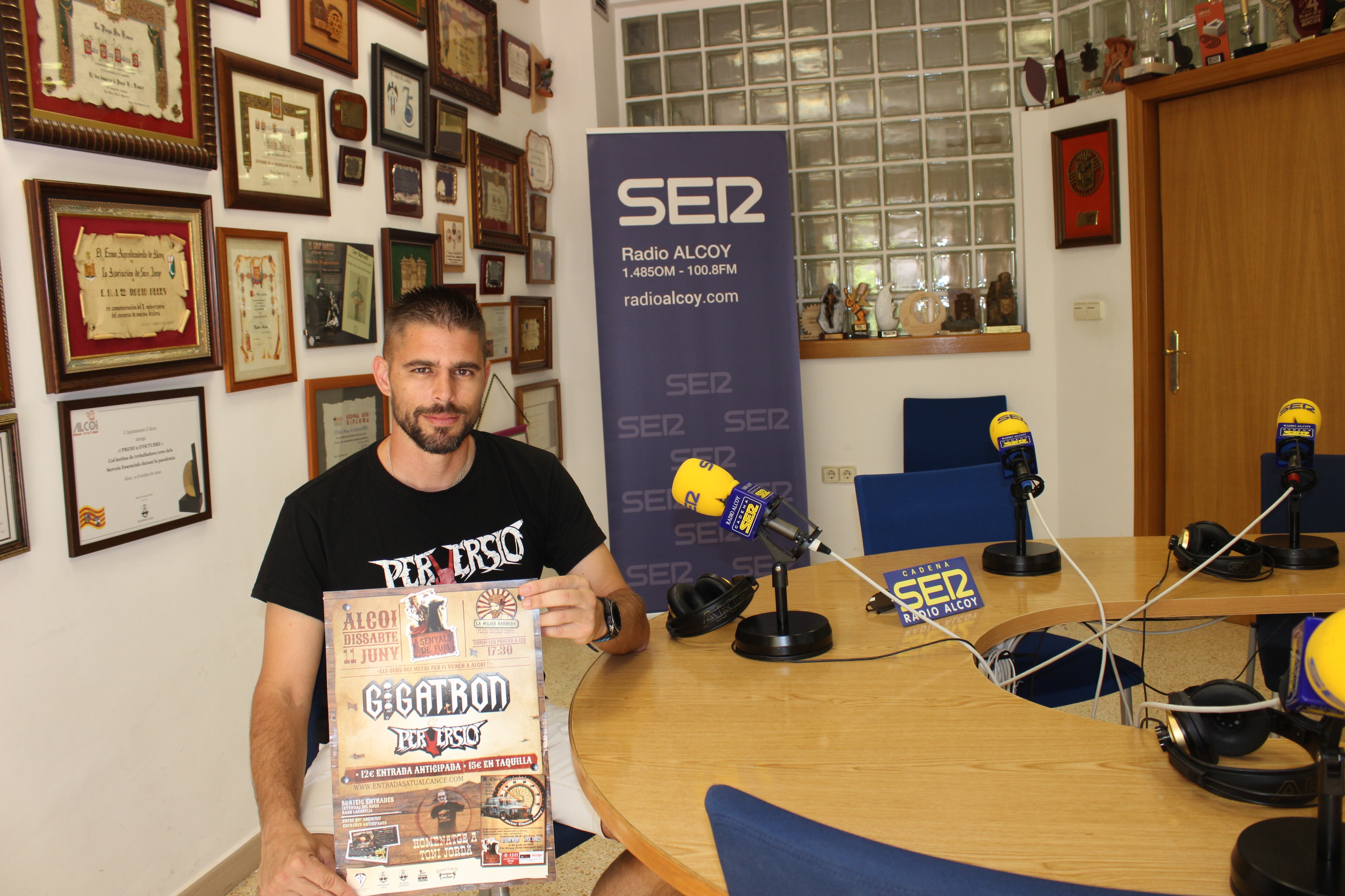 Sergio Cortés , presenta el concierto de Gigatrón en Alcoy