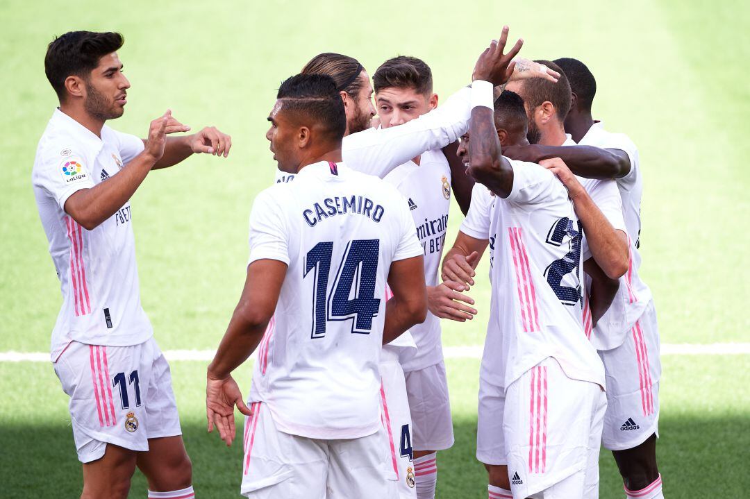 El conjunto del Real Madrid celebra un gol frente al Levante