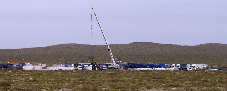 (FILES) This picture taken on December 4, 2014 shows a view of an hydraulic fracturing or fracking well at Vaca Muerta Shale oil reservoir in Loma Campana, in the Patagonian province of Neuquen, some 1180 Km south-west of Buenos Aires, Argentina. The Germ