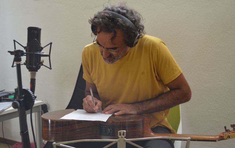 Rafa Sánchez, componiendo en su estudio. 