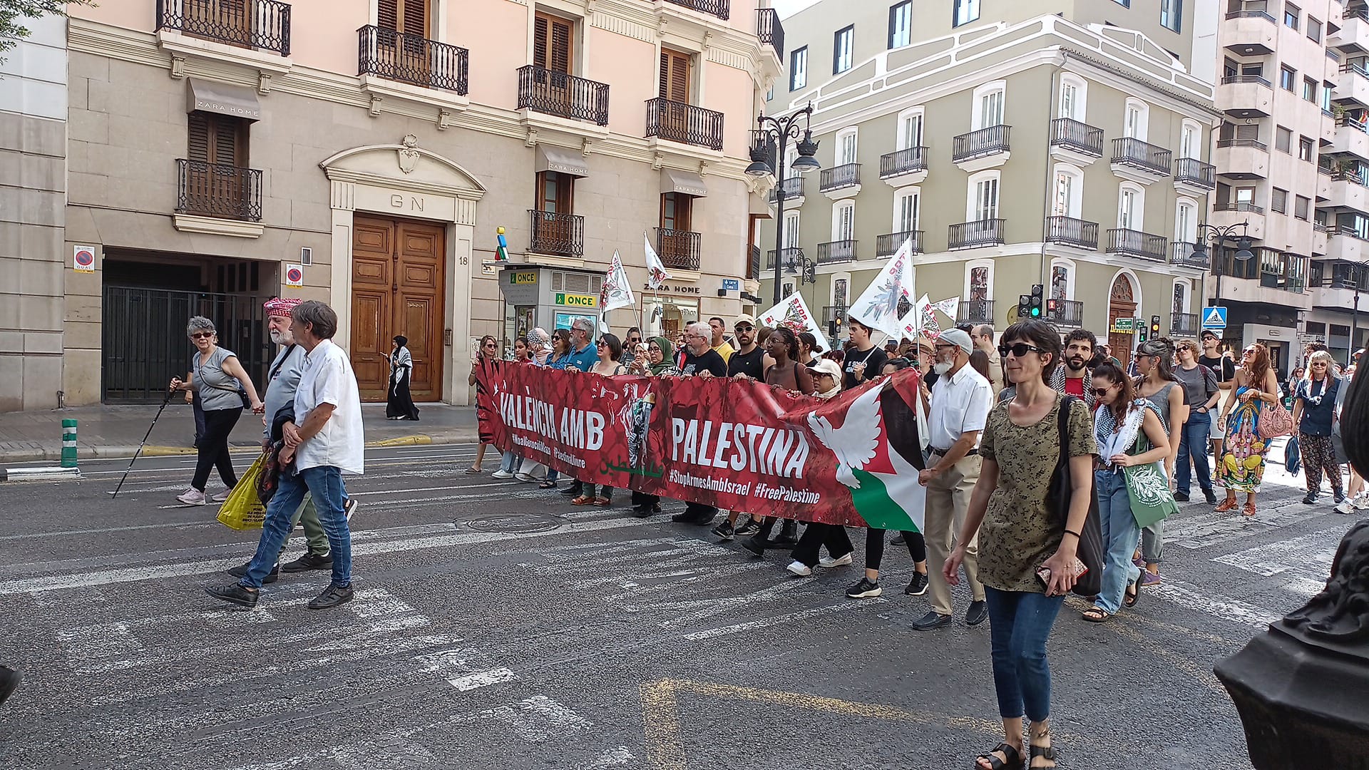 Manifestación a favor del pueblo palestino en València, a su paso por la calle Colón.