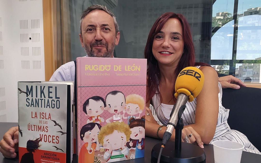 Chema Contreras, director de Rincón Literario, y la escritora María Quintana en los estudios de &#039;Hoy por Hoy Madrid Sur&#039;