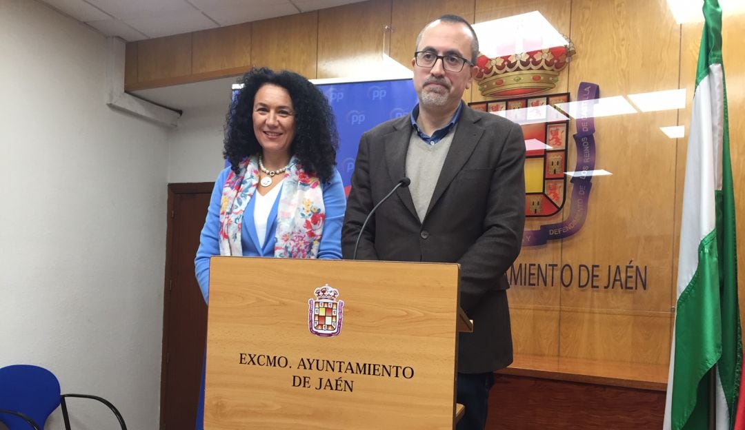 Manuel Bonilla, el nuevo portavoz del PP en el Ayuntamiento de Jaén, ha comparecido en rueda de prensa junto a su compañera de partido y concejala Isabel Azañón