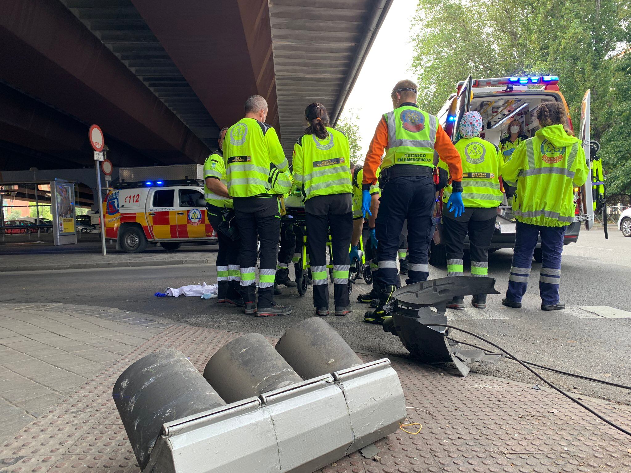 Imagen de los servicios de emergencia atendiendo a una mujer atropellada en Madrid