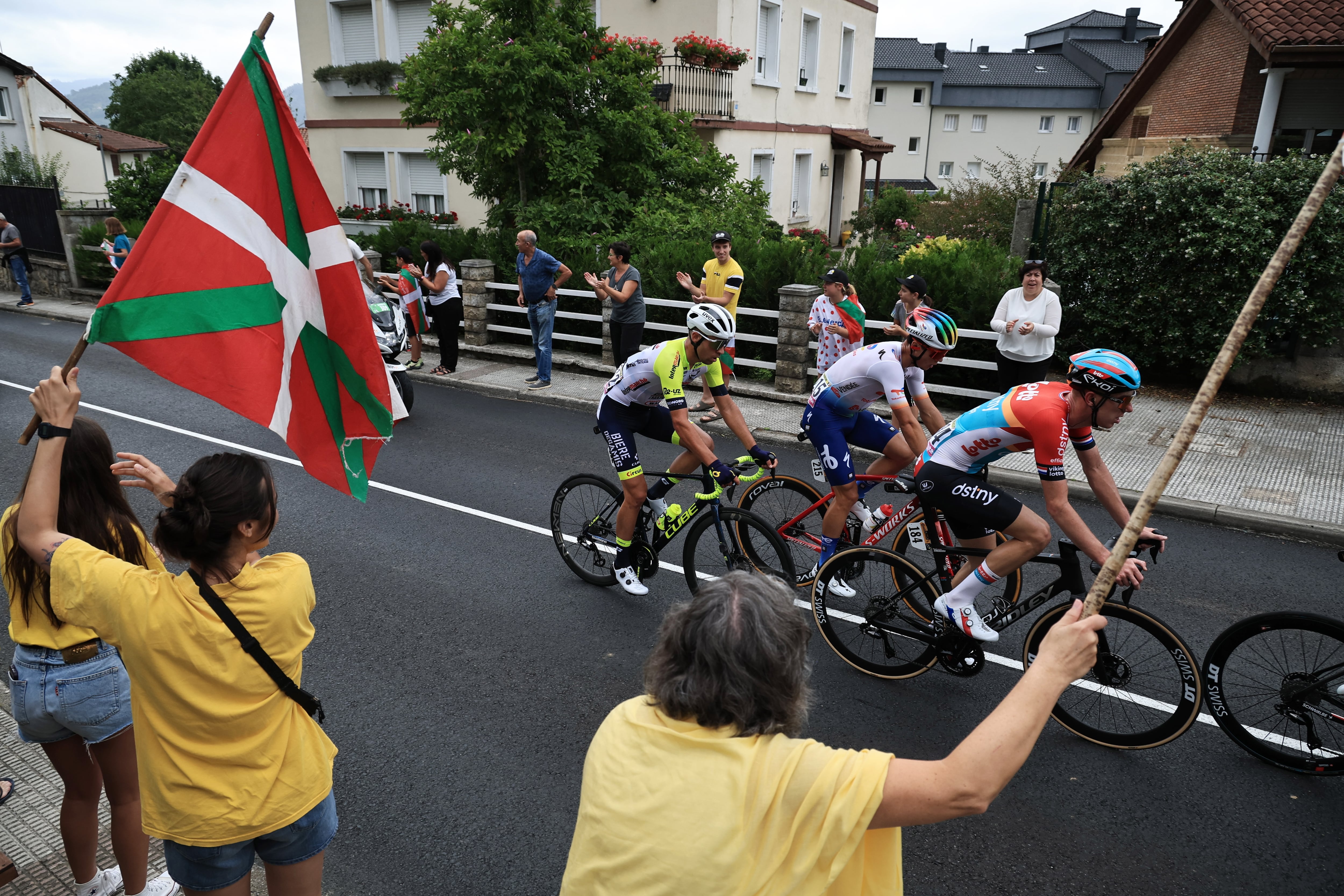 Bilbao (Spain), 01/07/2023.- Spectators wave &#039;ikurrina&#039;, the Basque national flag, as they watch (L-R) French rider Lilian Calmejane of team Intermarche-Circus-Wanty, French rider Valentin Ferron of team TotalEnergies and Dutch rider Pascal Eenkhoorn of team Lotto Dstny in action during the first stage of the Tour de France 2023, a 182km race with start and finish in Bilbao, Spain, 01 July 2023. (Ciclismo, Francia, España) EFE/EPA/CHRISTOPHE PETIT TESSON
