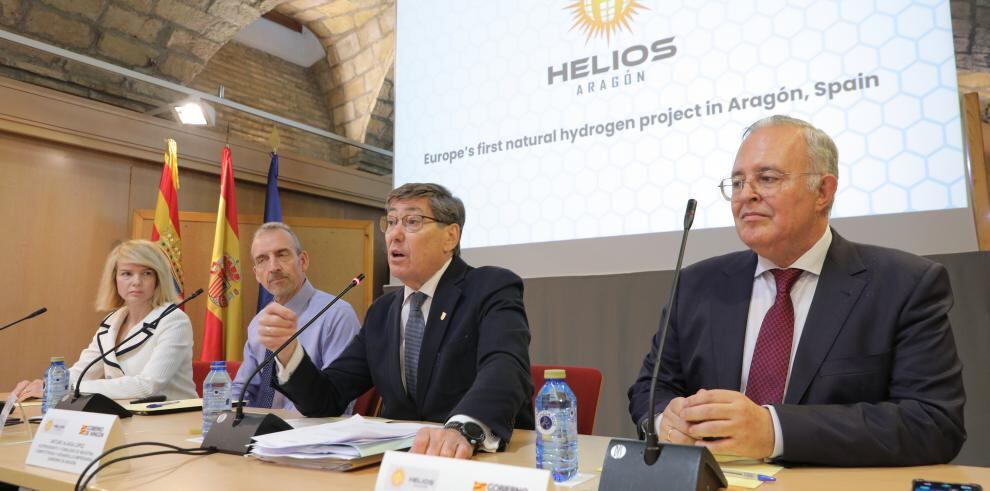 El vicepresidente presenta el Proyecto Hidrógeno Natural Monzón por parte de la empresa Helios Aragón junto al CEO de la misma, Ian Munro LUIS CORREAS, Gobierno de Aragón