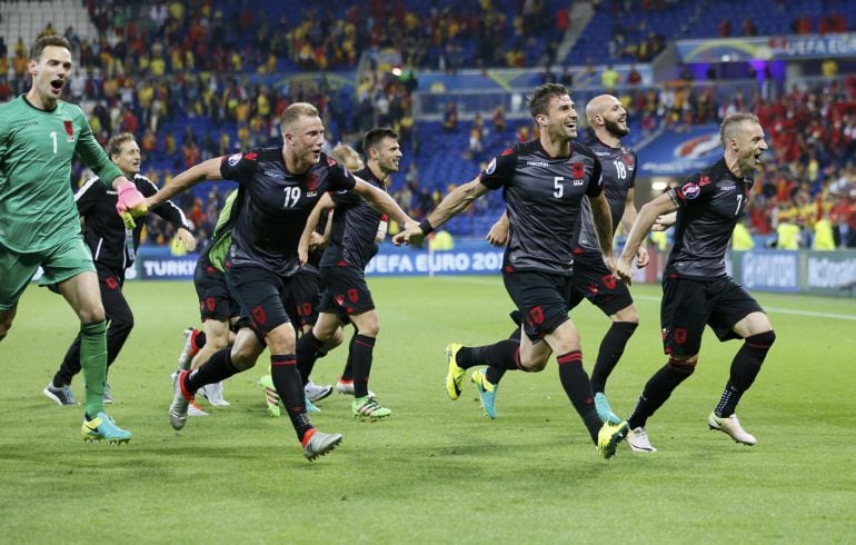 Los albaneses celebran su primer triunfo 