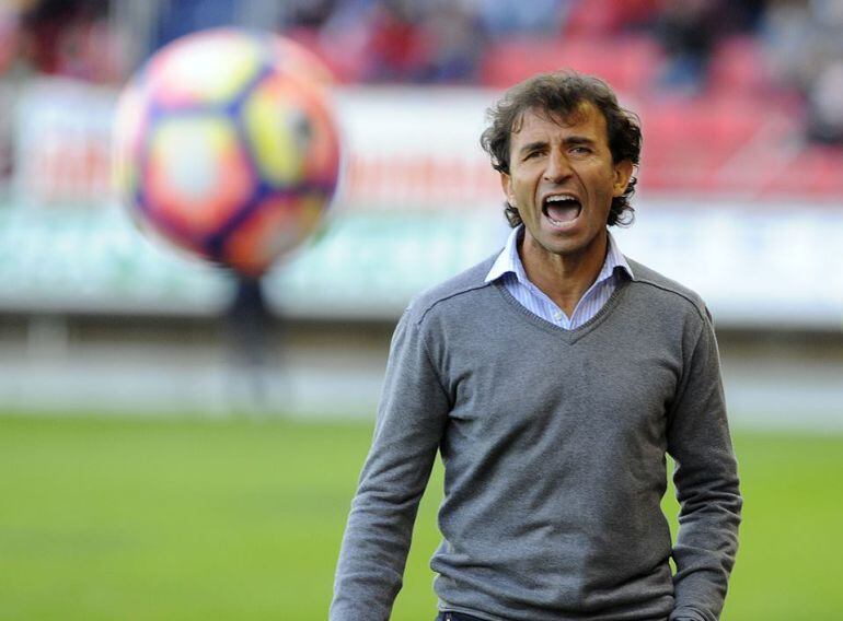 Luis Milla durante el encuentro del Real Zaragoza en los Pajaritos de Soria