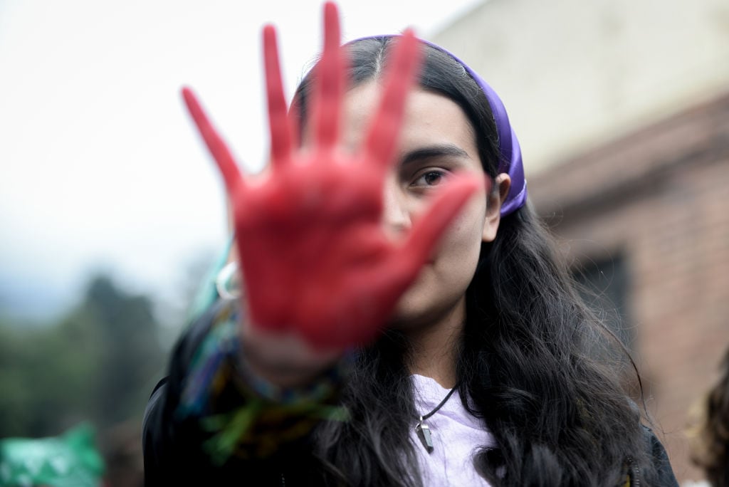 Una joven protesta en una manifestación del 8M.