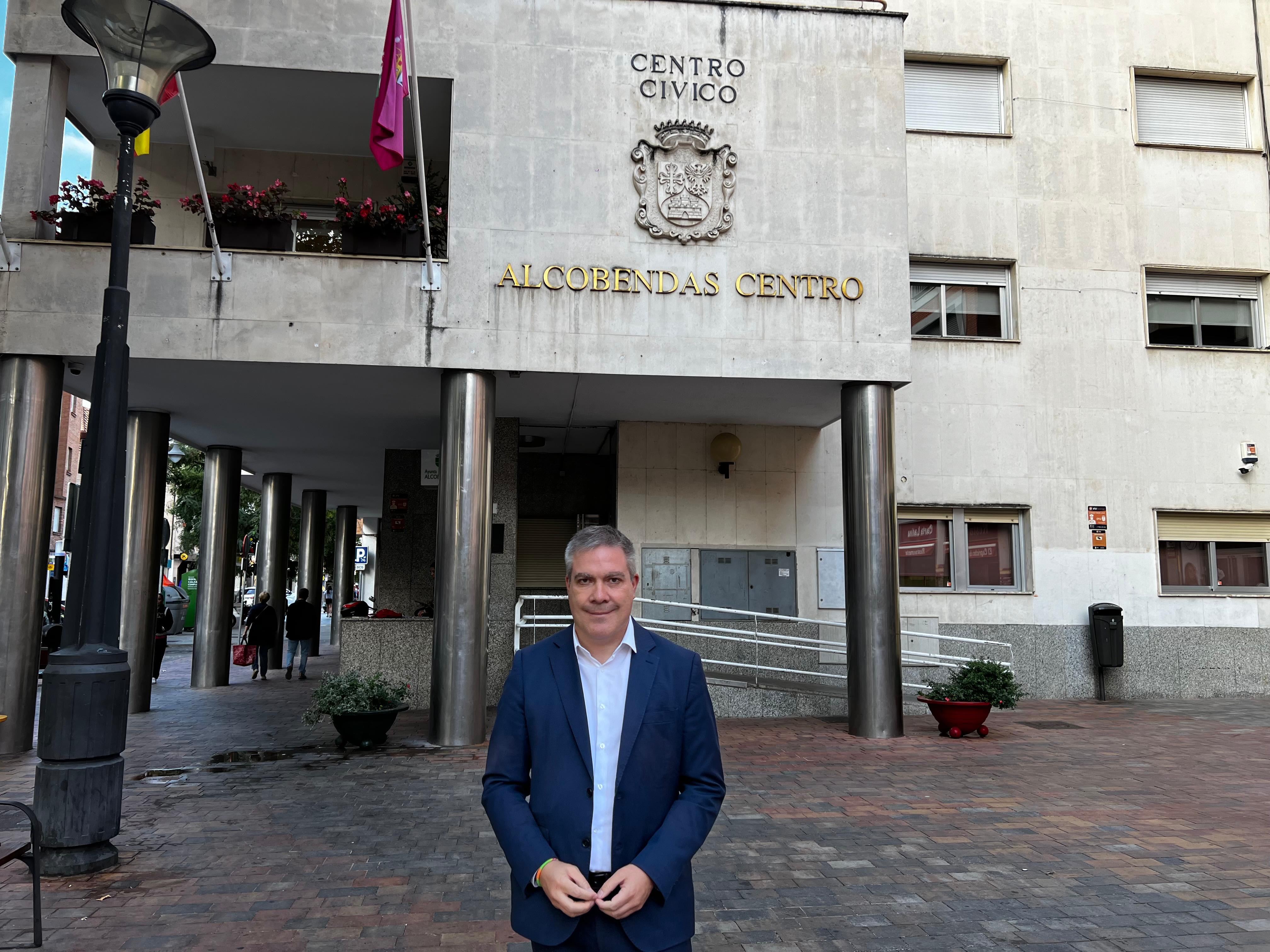 Ángel Sánchez Sanguino, portavoz PSOE Alcobendas, en el centro cívico municipal del Distrito Centro