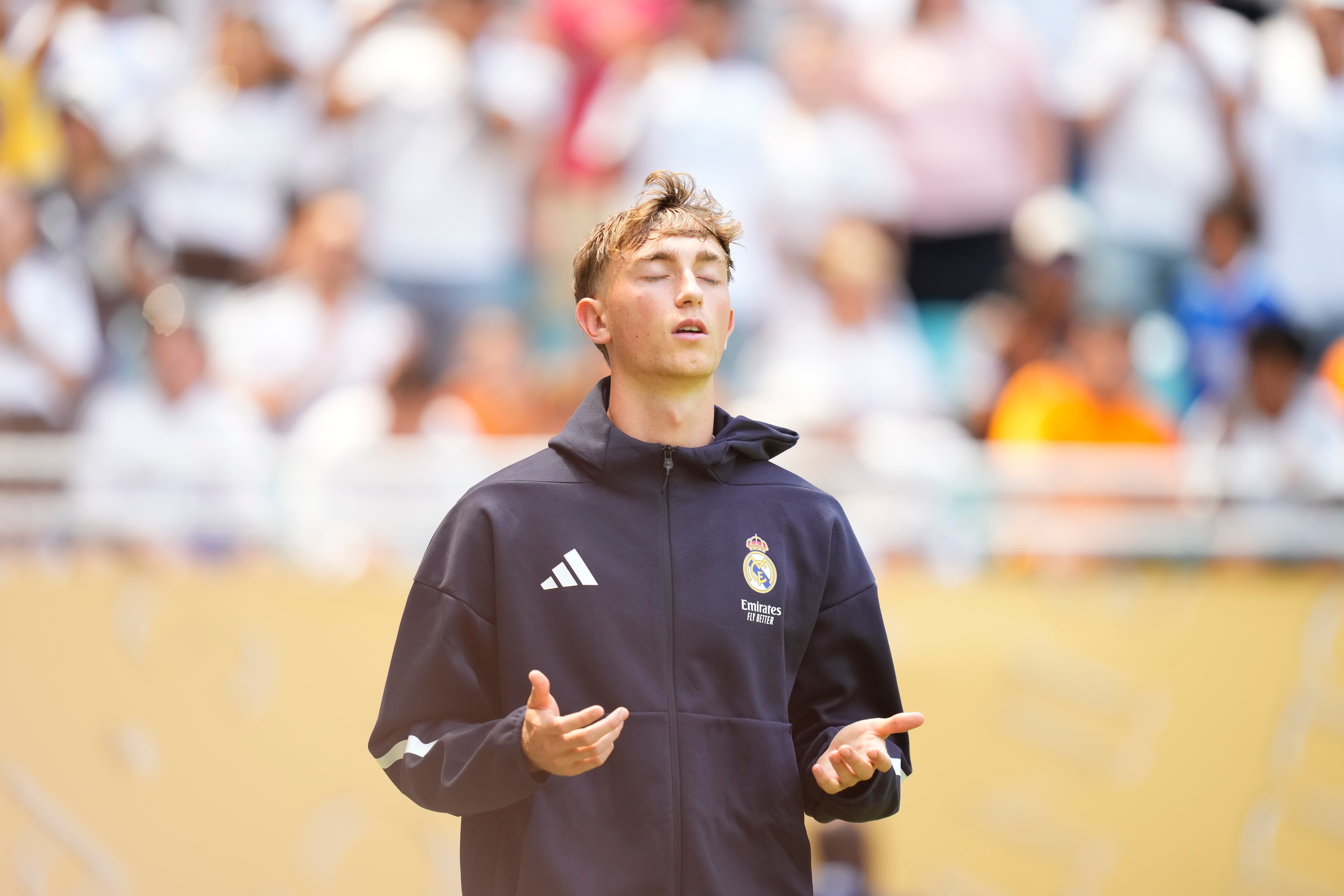 Dean Huijsen, concentrado antes de debutar con el Real Madrid