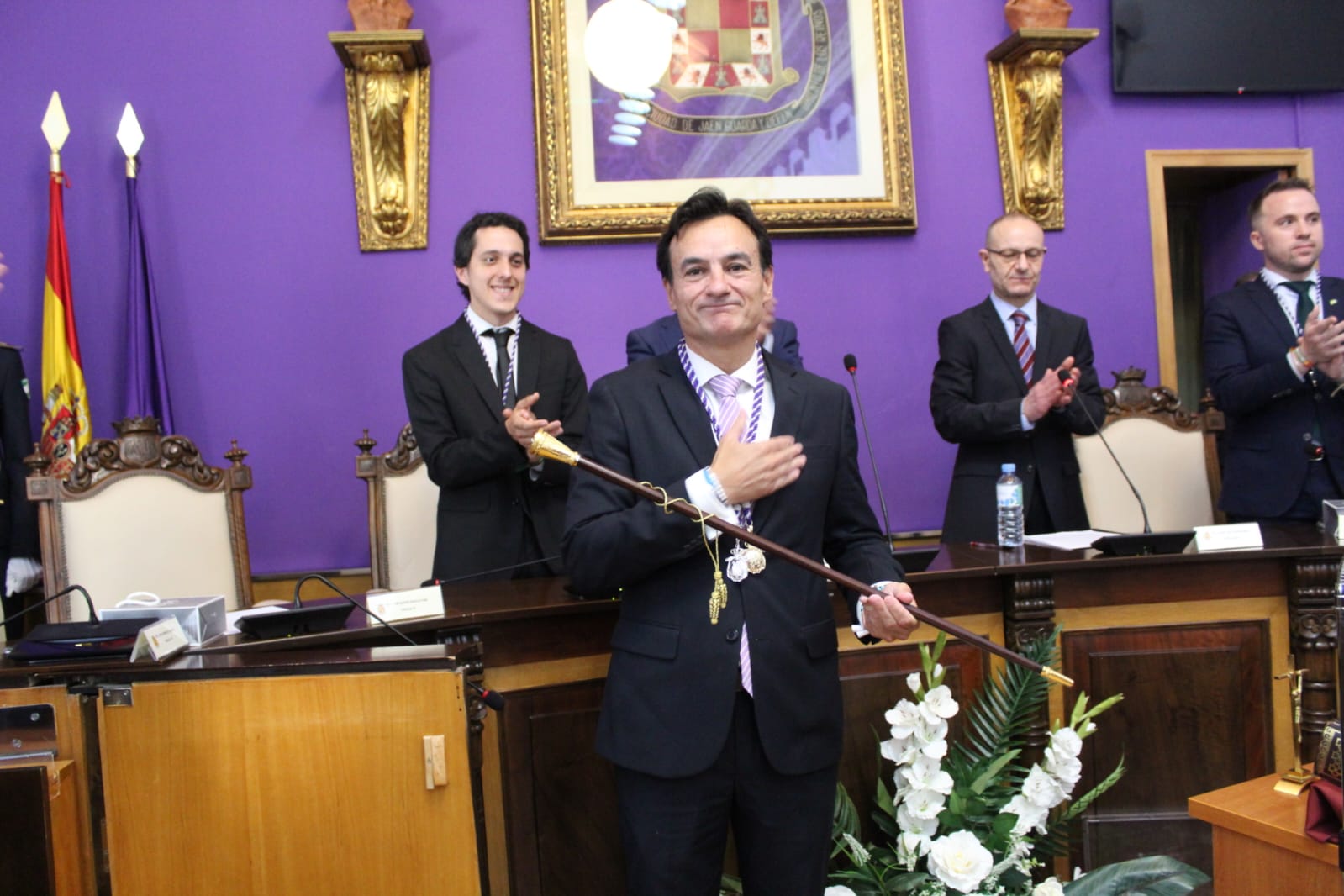 Momento tras la obtención del bastón de mando del ayuntamiento de Jaén Capital