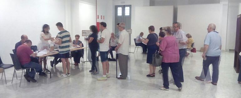 Cola de personas votando en un colegio electoral en Valdepeñas (Ciudad Real)