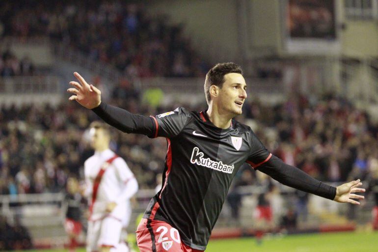 Aritz Aduriz celebra uno de los tres goles que ha marcado al Rayo Vallecano