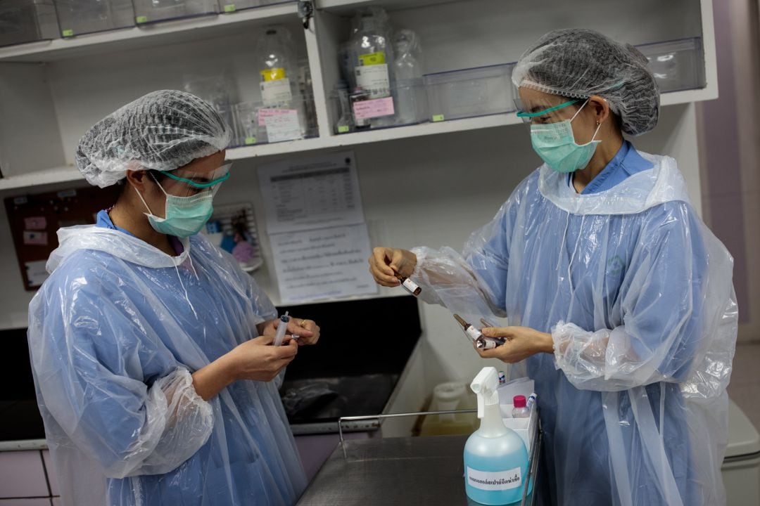 Enfermeras trabajando en el tratamiento del coronavirus