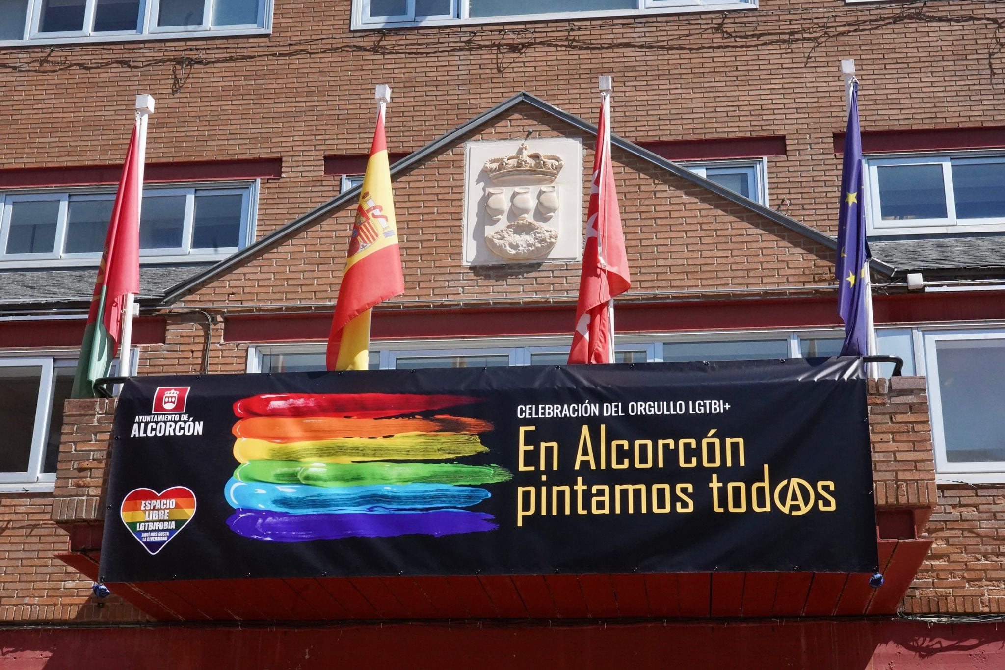 Fachada del ayuntamiento de Alcorcón por el día del Orgullo LGTBI