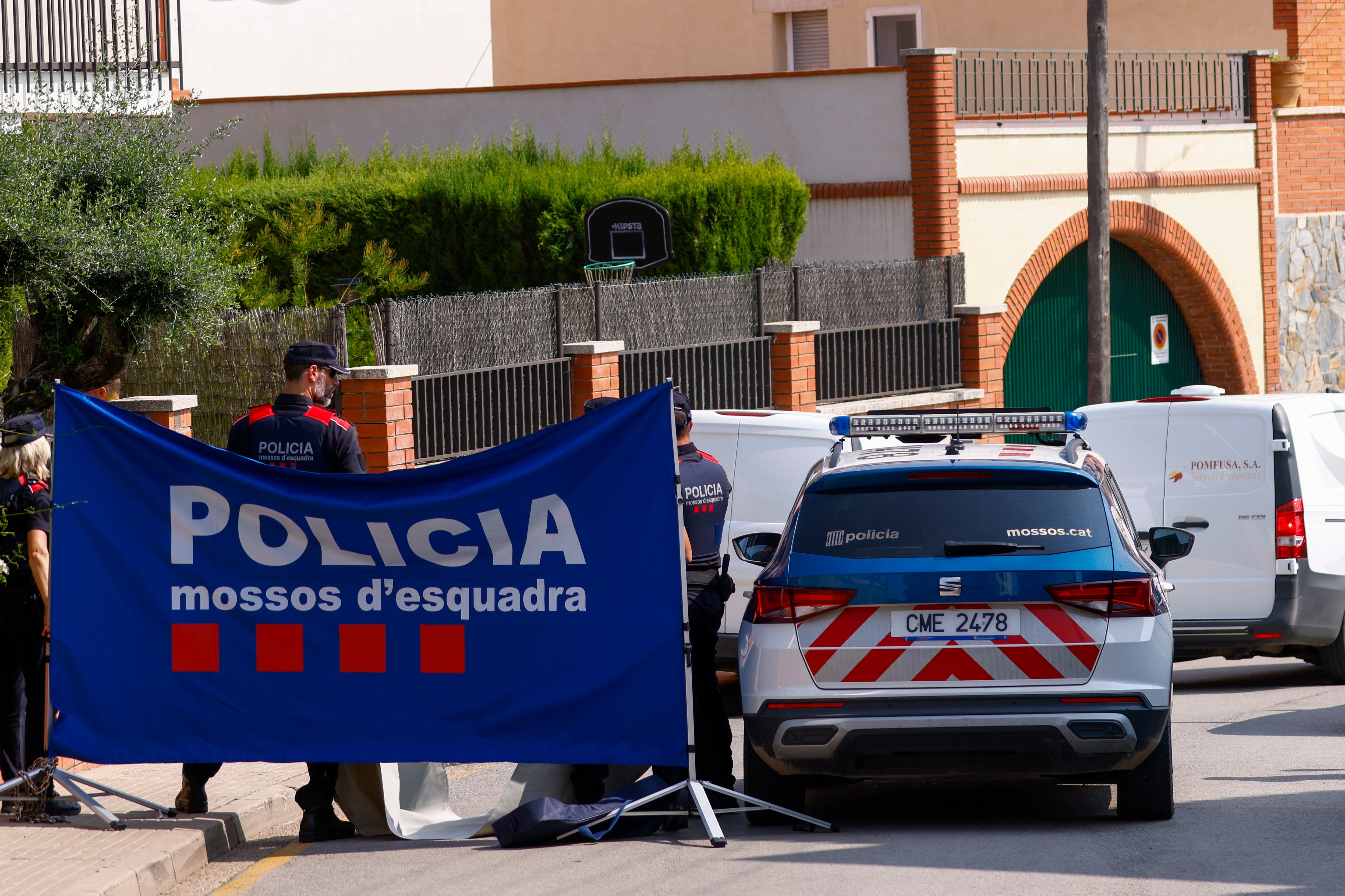 Un comisario principal de la Policía Nacional jubilado ha matado con arma de fuego a su expareja en su piso de Rubí (Barcelona) y a su actual mujer en su domicilio de Castellbisbal (Barcelona).