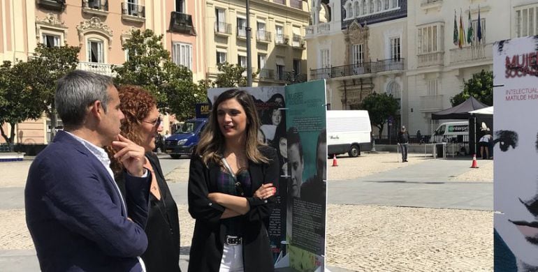 El nuevo subdelegado del Gobierno en Cádiz, José Pacheco, junto a la secretaria de Organización del PSOE de Cádiz, Araceli Maese, hace unos días en la plaza de San Antonio