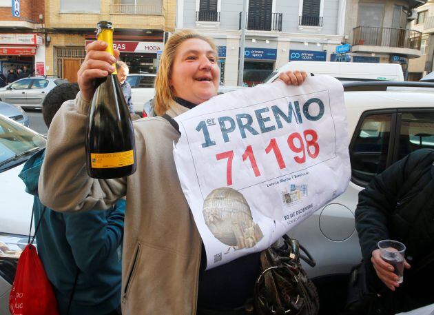 La ganadora del Gordo, la lituana Neringa Bertolite, celebra su suerte.