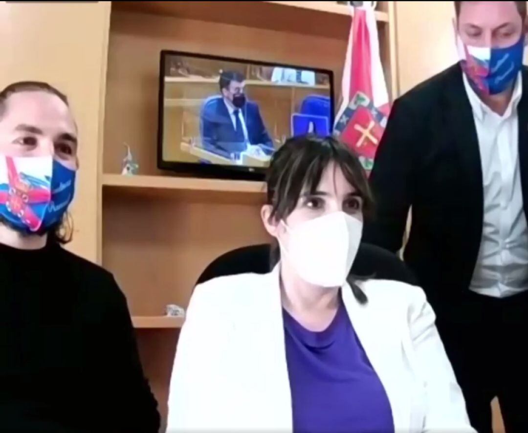 La diputada María González junto a la representación de Coalición por el Bierzo este miércoles en el Parlamento de Galicia