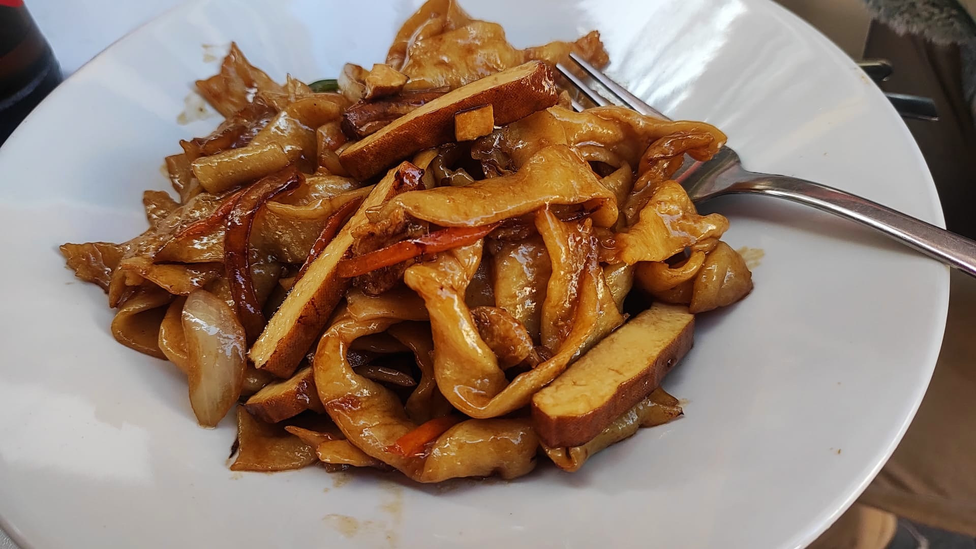 Plato de ramen casero con tofu y salsa teriyaki.