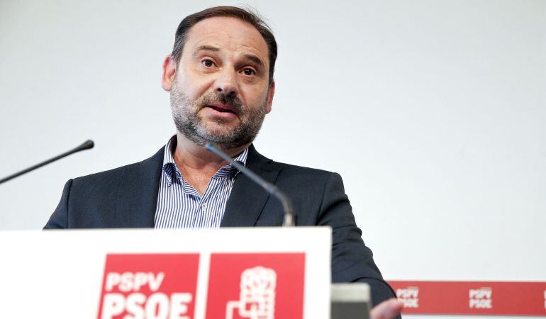 El secretario de Organización del PSOE, José Luis Ábalos, durante la rueda de prensa que ha ofrecido este viernes en Valencia.