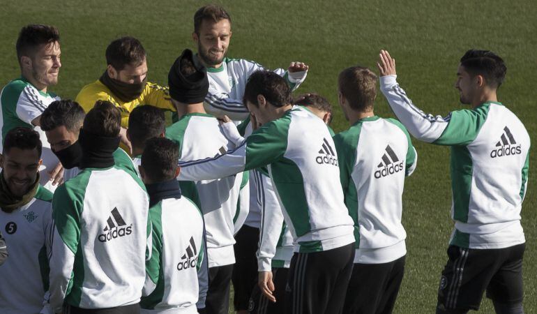 GRA138. SEVILLA.- El delantero Roman Zozulya (3d) bromea hoy con sus compañeros, que le arroparon durante el entrenamiento a puerta cerrada por la polémica levantada en torno a su fichaje por el Rayo Vallecano. EFE Julio Muñoz