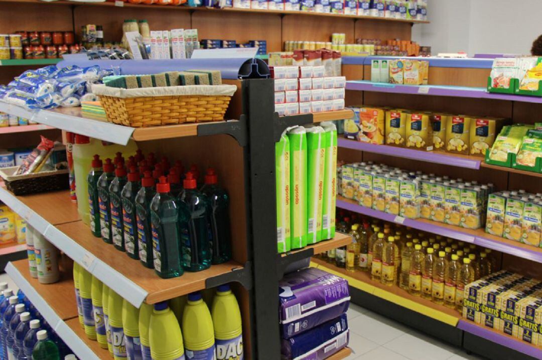 Temporers que volen tornar a casa demanen ajut a Càrites per aconseguir proves PCR.