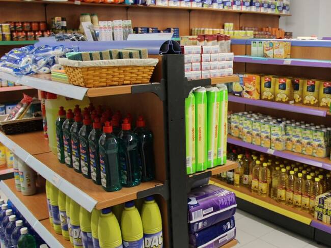 Temporers que volen tornar a casa demanen ajut a Càrites per aconseguir proves PCR.