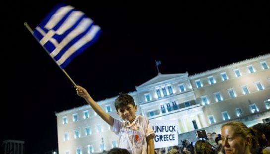 Ciudadanos griegos celebran en Atenas, frente al Parlamento, los resultados del referéndum