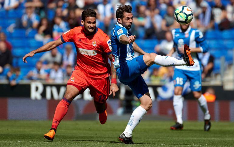 El jugador del Espanyol Victor Sánchez,,y William, José, de la Real Sociedad, disputan un balón en el partido jugado en el RCD Stadium