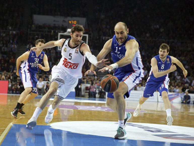 El escolta del Real Madrid, Rudy Fernández, lucha por el balón con Nenad Krstic, del Anadolu Efes