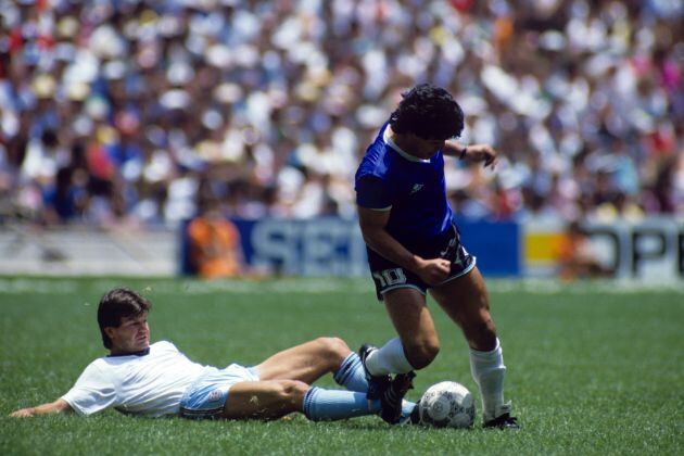 Steve Hodge trata de quitarle la pelota a Maradona en 1986