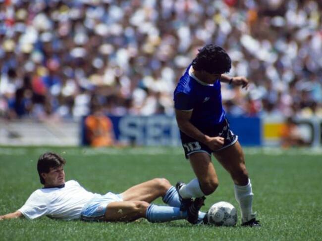 Steve Hodge trata de quitarle la pelota a Maradona en 1986