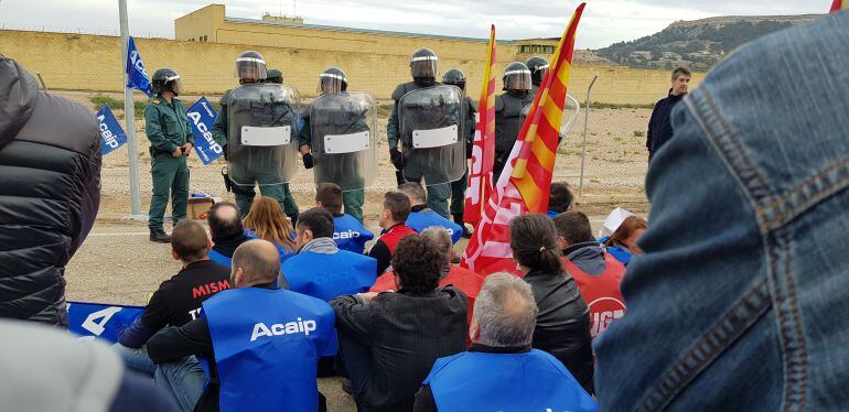 Concentración a las puertas del centro penitenciario de Daroca