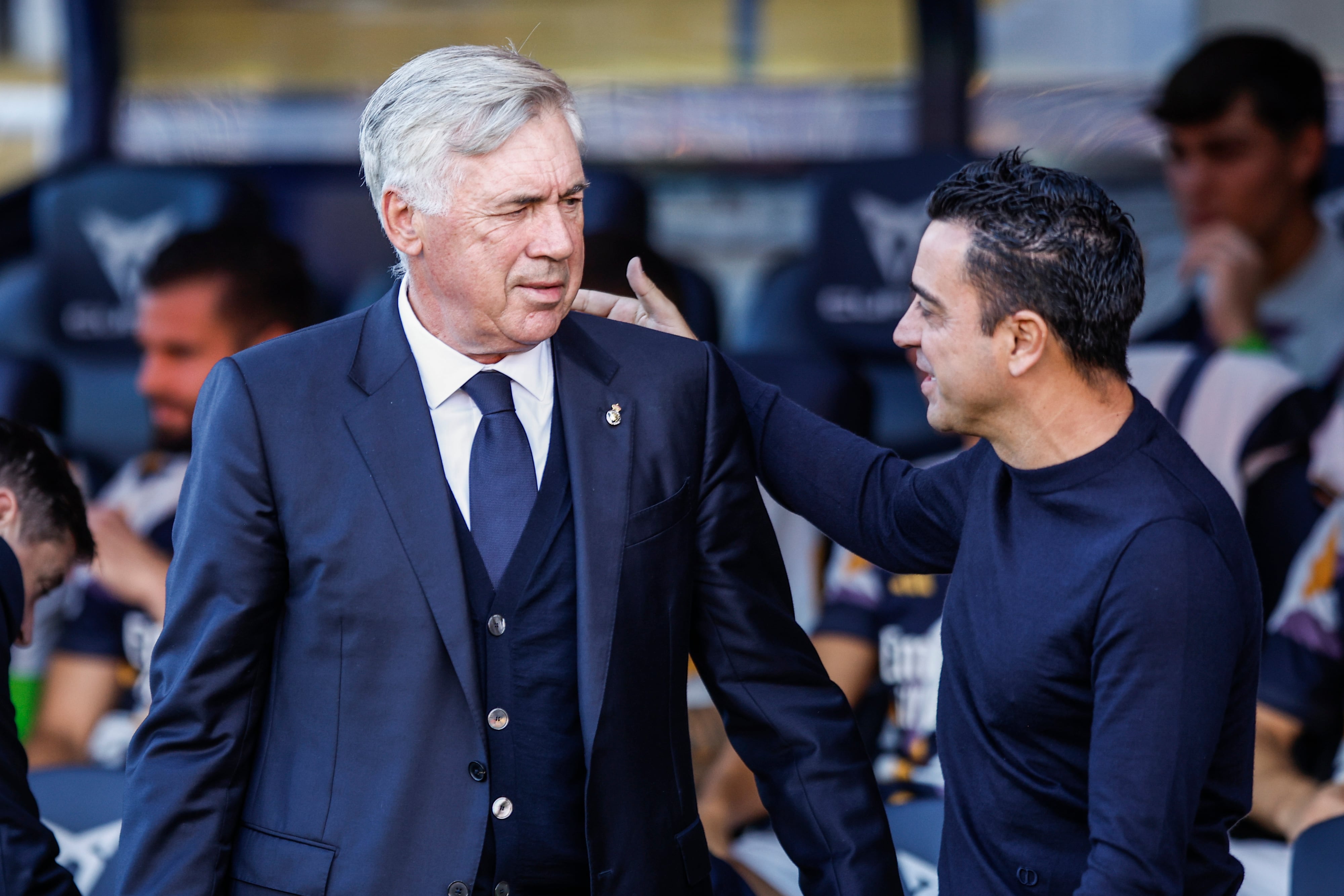 Carlo Ancelotti y Xavi Hernández en uno de los Clásicos entre Real Madrid y FC Barcelona. (Photo by Gongora/NurPhoto via Getty Images)