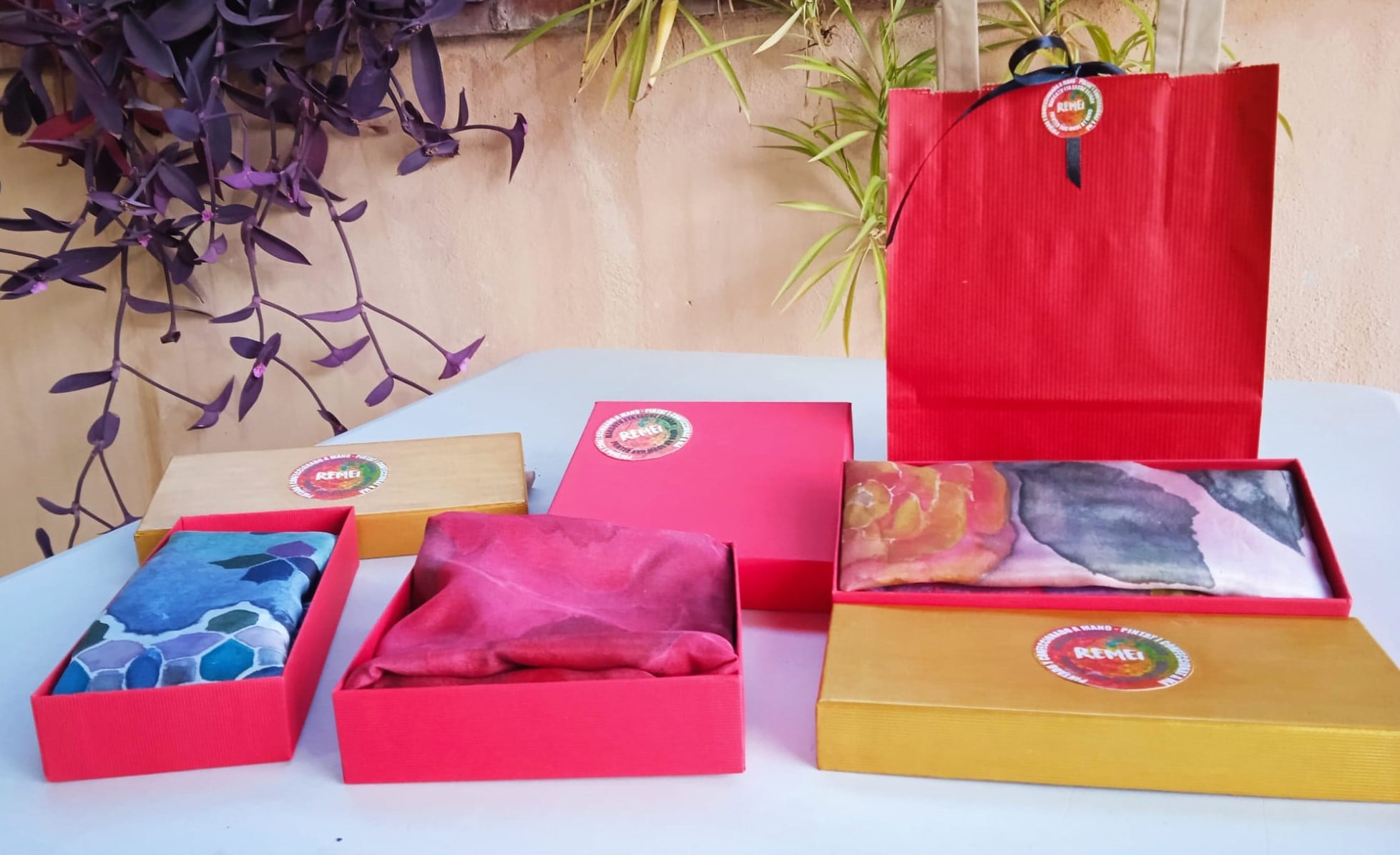 Encarga tu regalo personalizado llamando al 965 47 12 06.