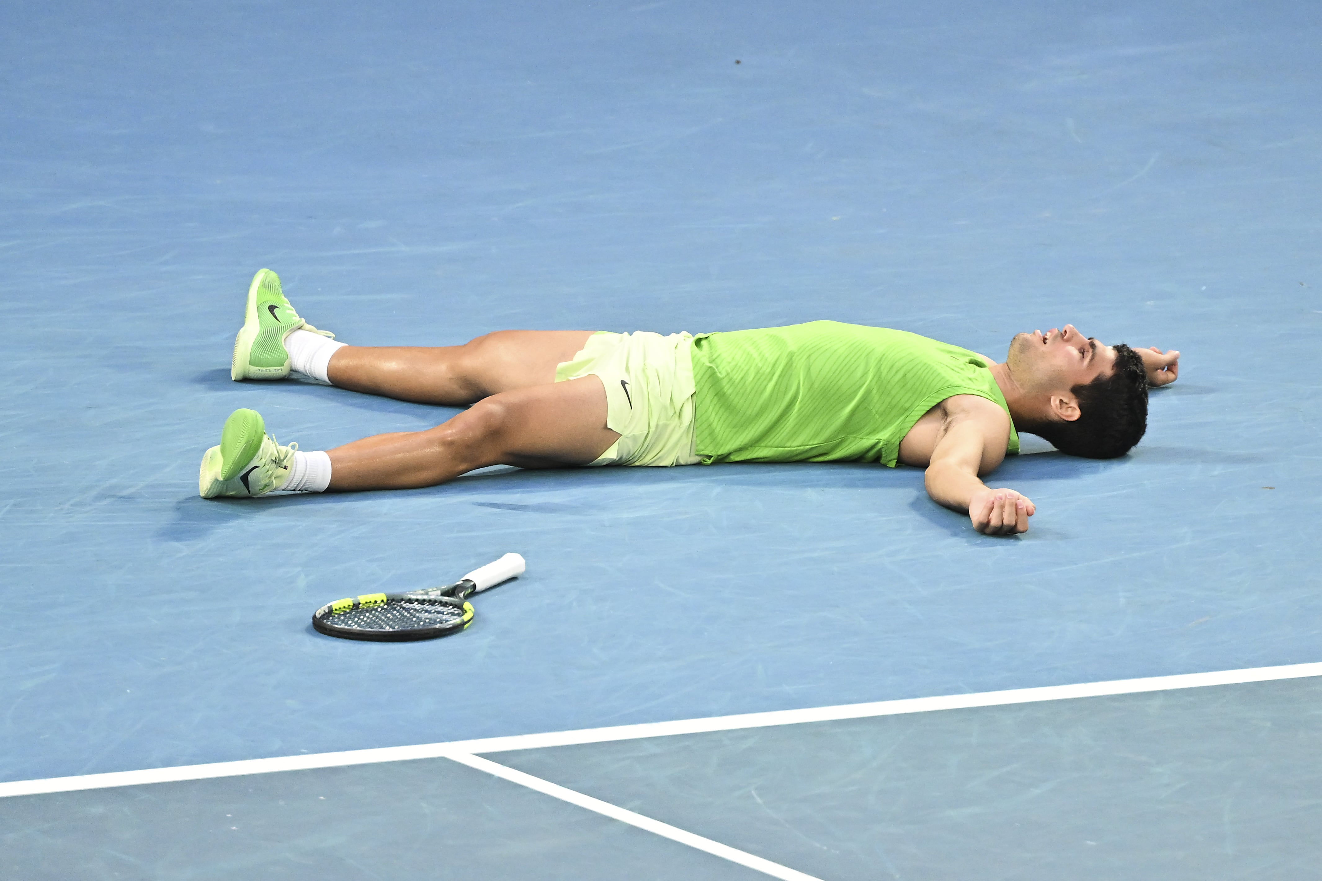 Carlos Alcaraz celebra exhausto su pase a la final del Open de Australia